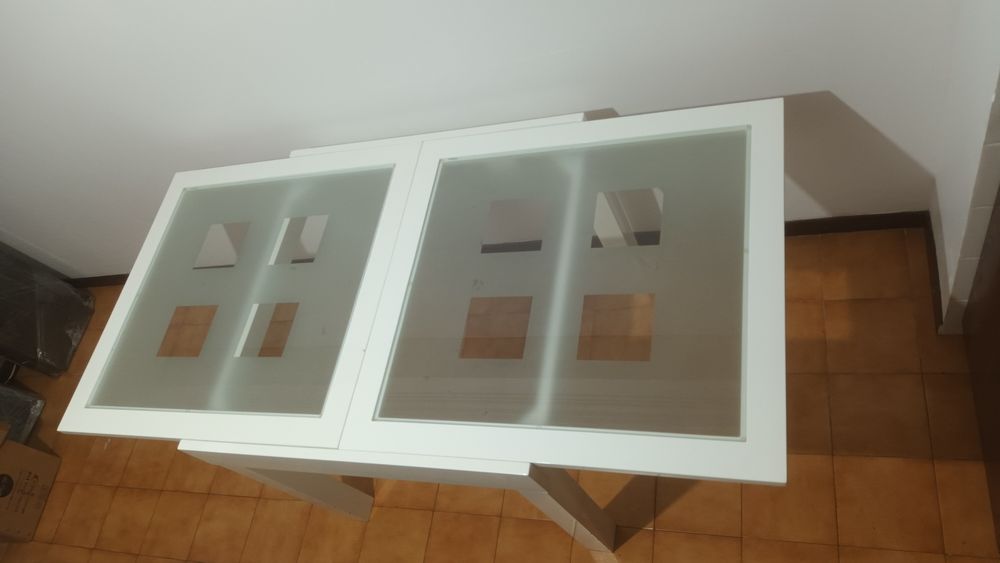 Mesa extensivel em madeira maciça e tampo em vidro