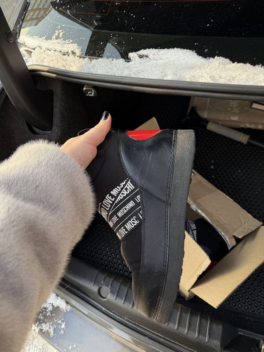 Мунбуты love moschino