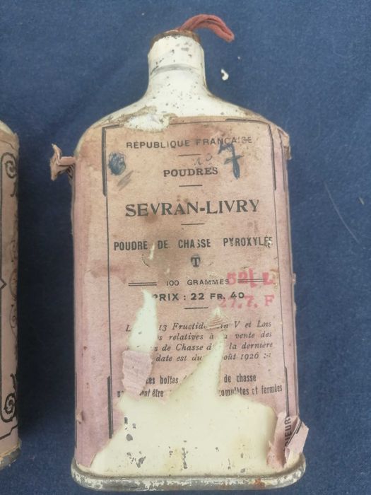 Latas de pólvora francesas antigas Sevran-Livry