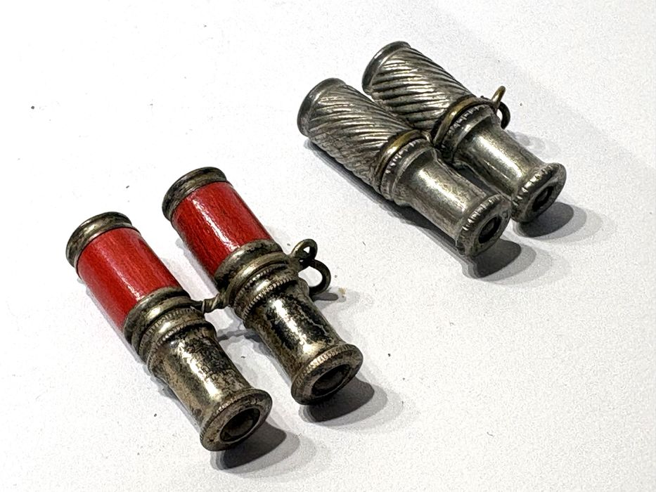 Lindos antigos pendentes de binóculos miniaturas dos anos 1950
