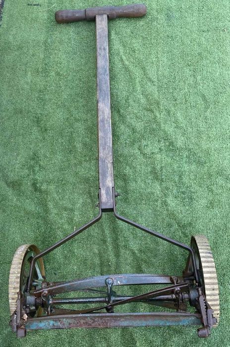 Maquina de cortar relva antiga, manual, operacional