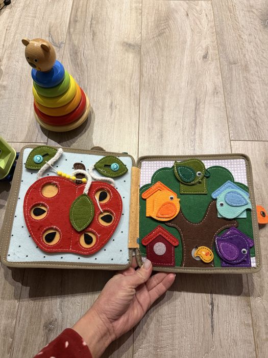 Розвиваюча книжка з фетру бізібук тактильна
