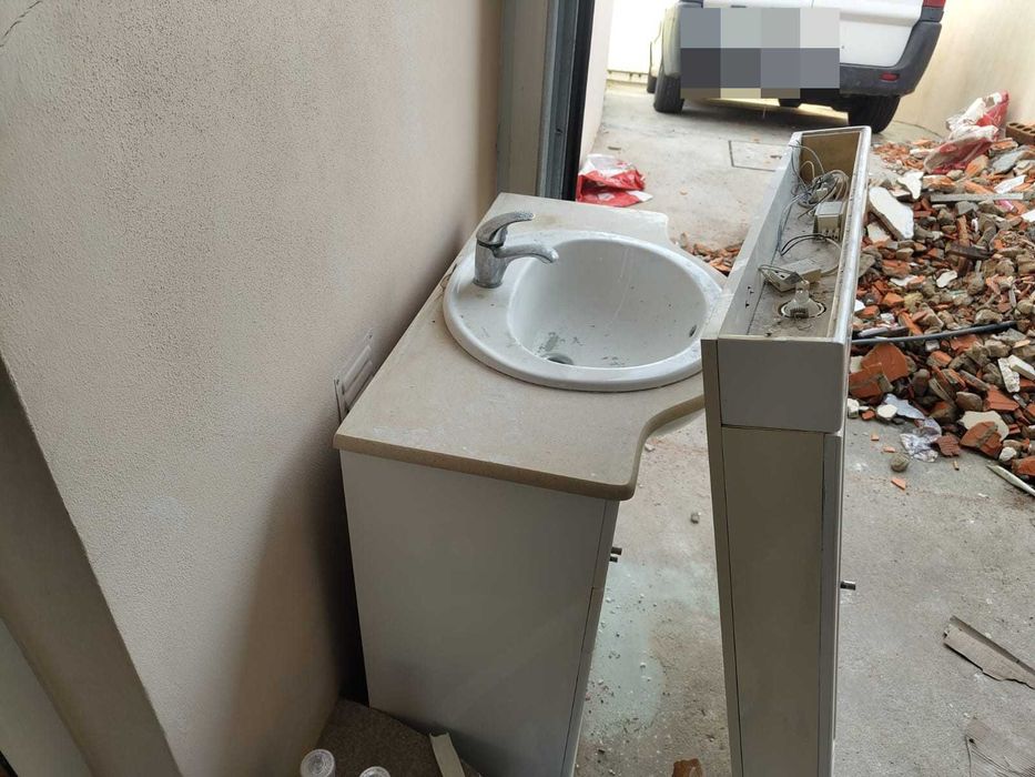 Móvel WC, resguardo, porta e sofá-cama – GRÁTIS a quem vier buscar