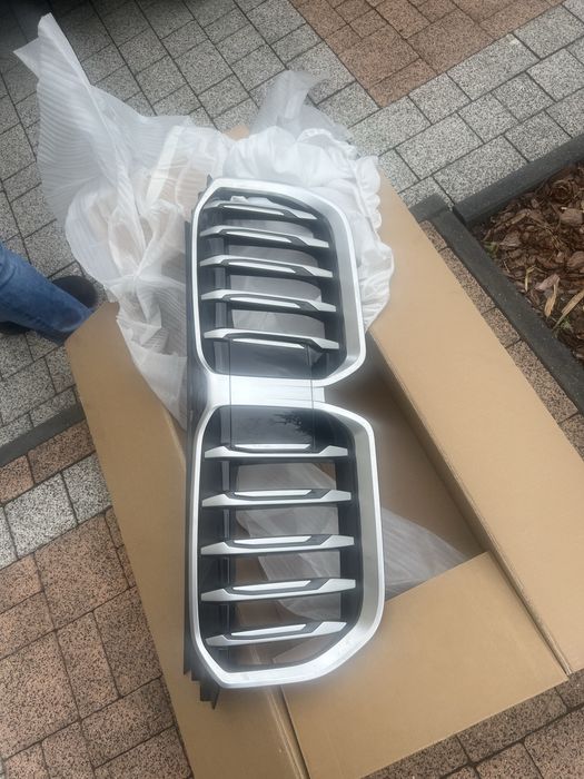 Atrapa grill srebrny do nowego modelu bmw x1 nowa