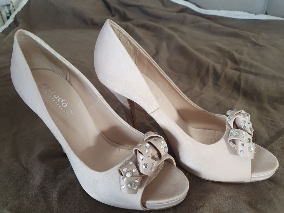 Sapatos beges como novos