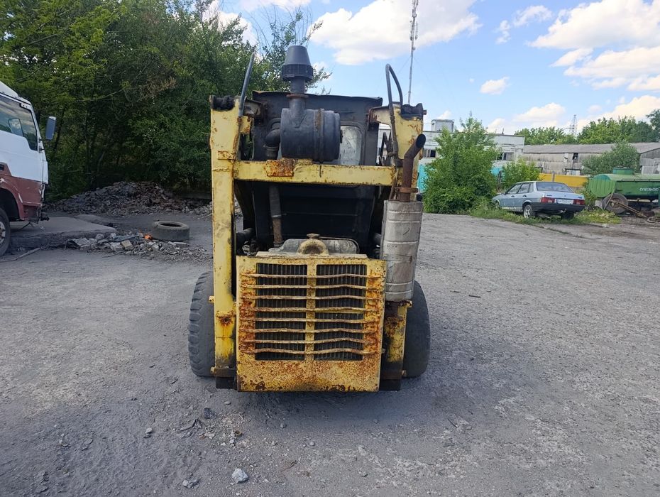Продам погрузчик unc 060