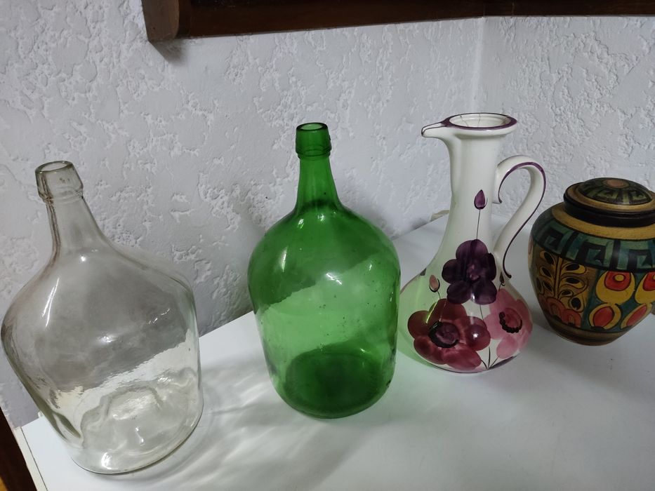 Peças decorativas em cerâmica e vidro