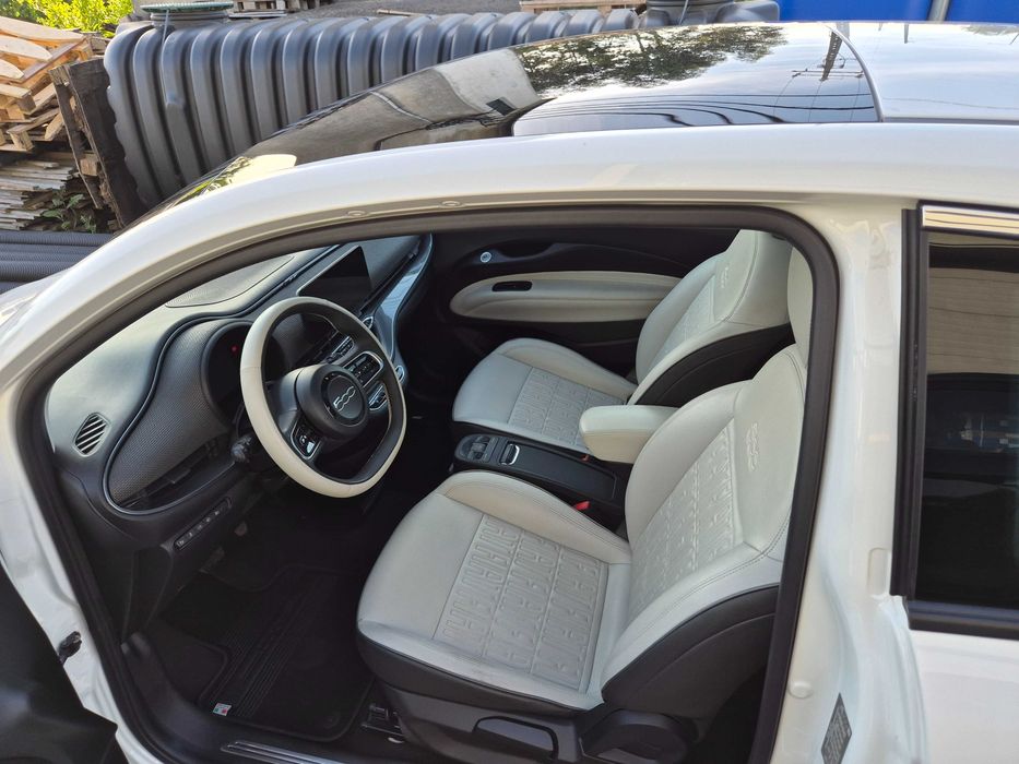 Fiat 500e La Prima