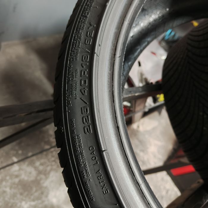 225/40/18 XL Sprzedam parę opon całorocznych Dunlop