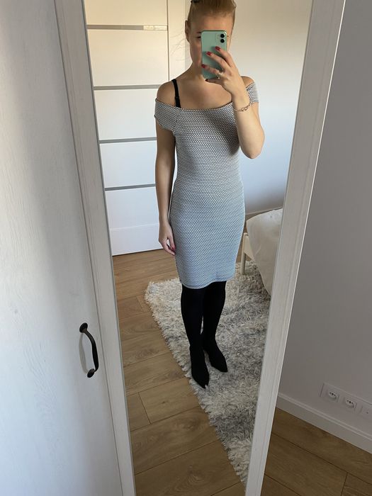 Dopasowana sukienka z opadającymi ramionami S