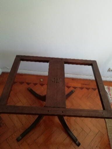 Mesa de  jantar, madeira mogno maciço,ótimo estado,muito bonita