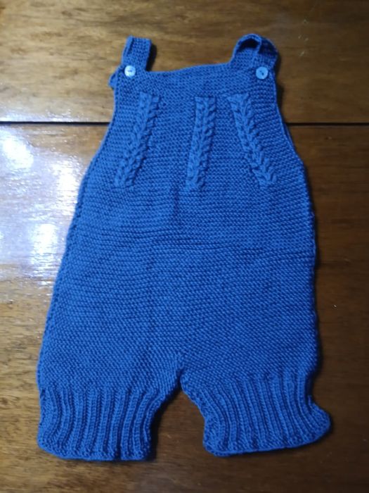 Casaco de bebé em tricô à mão sem costutas