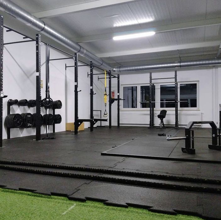Brama wall Rig Racks klatka corssfit silownia