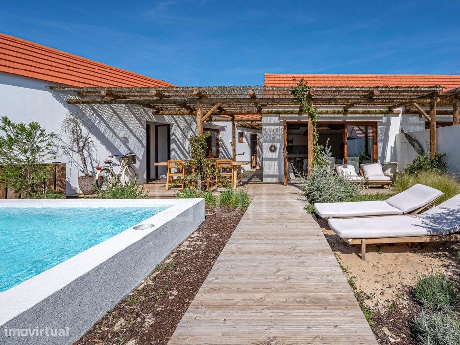 Moradia T3, nova, com jardim privativo e deck exterior, na Comporta