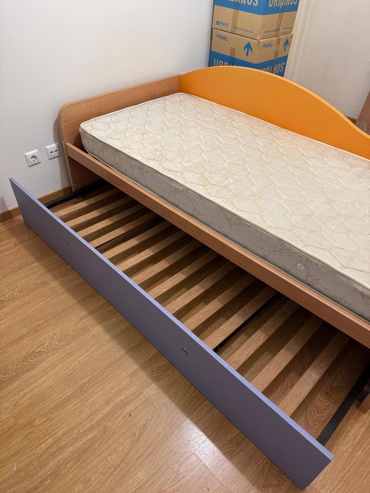 Mobília de quarto com duas camas de solteiro