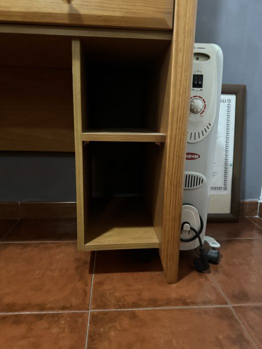 Escrivaninha em madeira clara