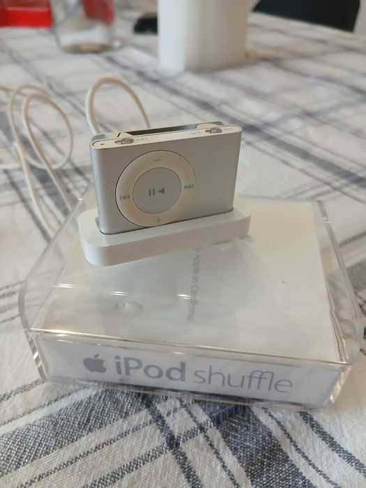 iPod Shuffle 1GB – Excellent Condition64284358182529120