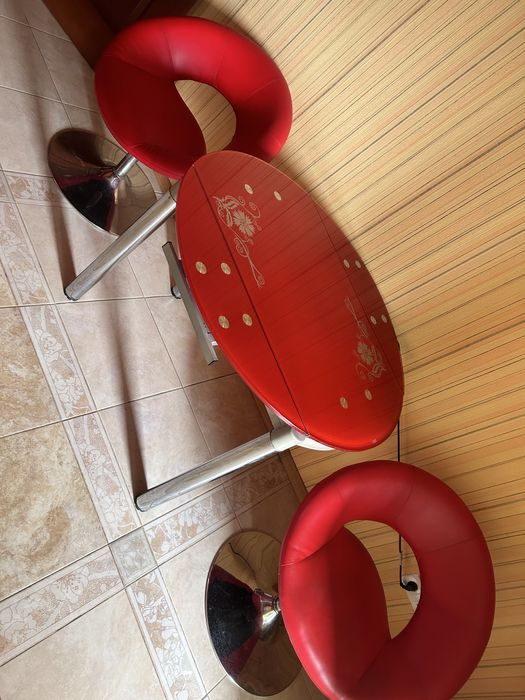 Раскладной кухонный стол и 2 кресла