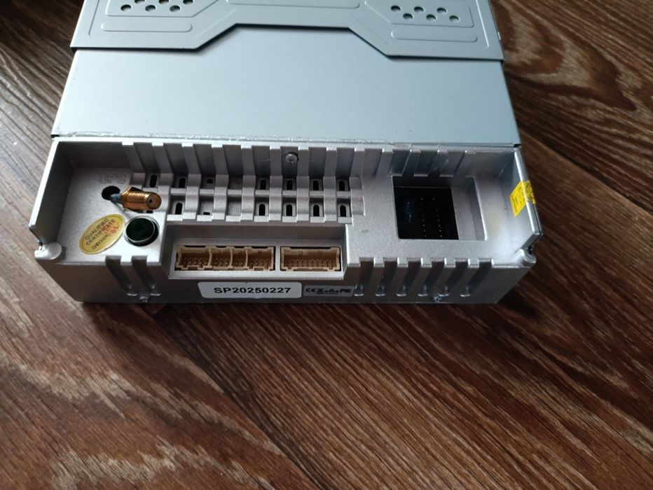 Магнітола з висувним екраном