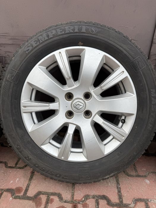 Komplet kół zimowych 4x100 Renault Dacia Nissan 205/60/16 Semperit