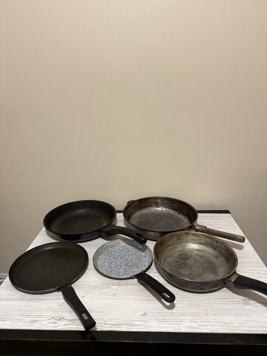 Набор из 5 б/у сковородок разного размера