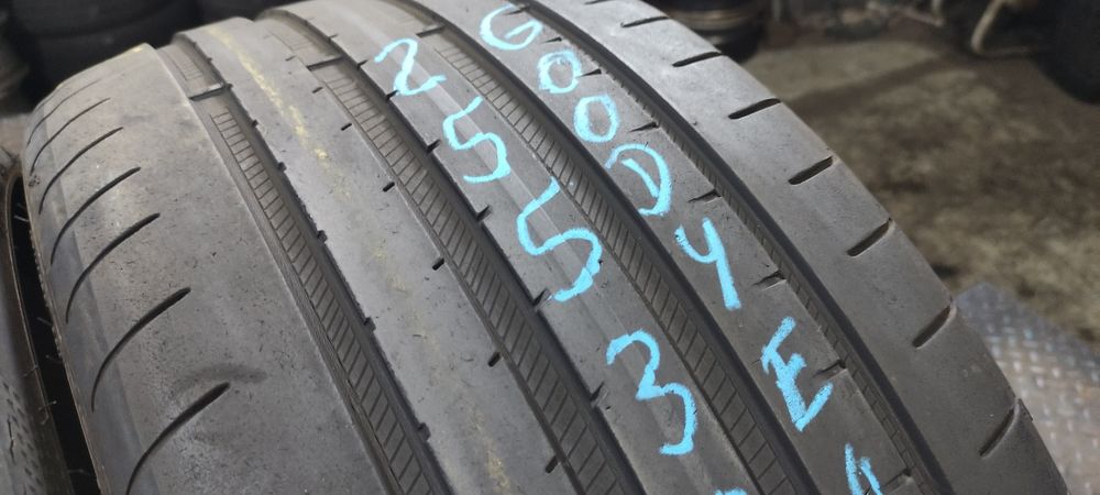 Pneus 255/30/21 Goodyear semi novos