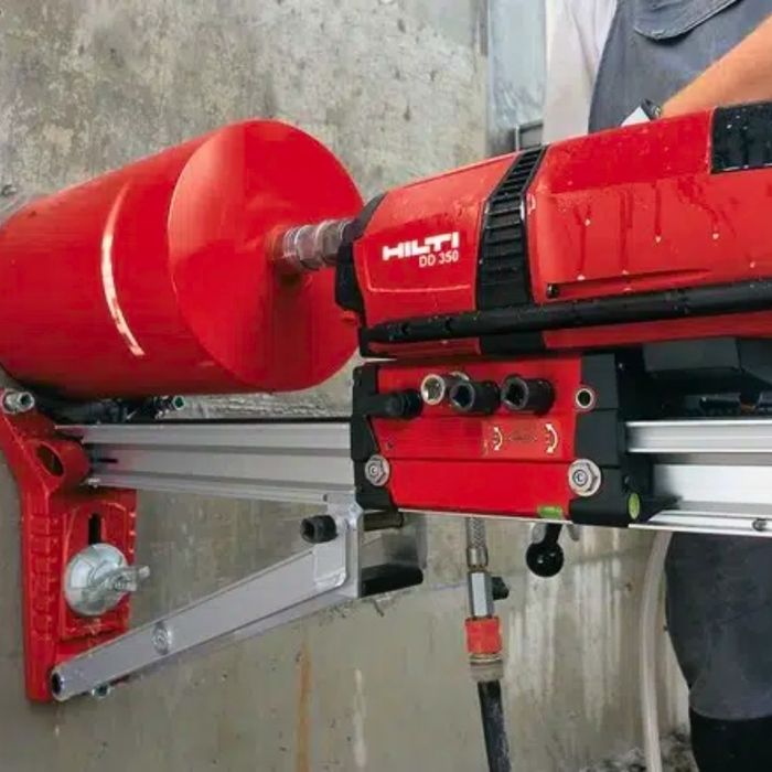 Wiercenie otworów w ścianach . Przewierty otwory w betonie