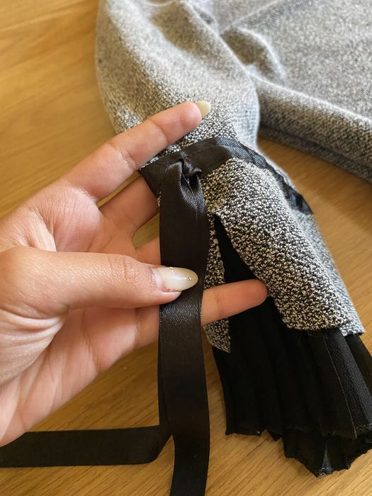 Vestido cinzento com detalhes pretos