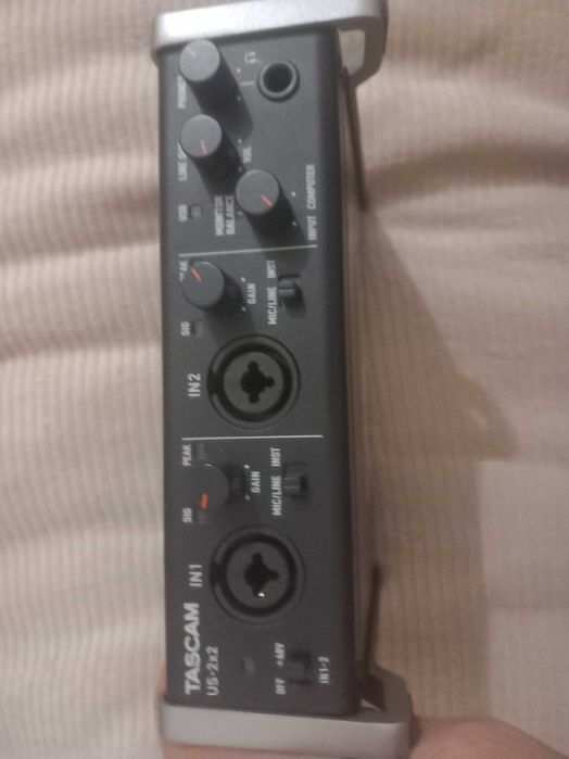 Аудіоінтерфейсинг Tascam US 2×2