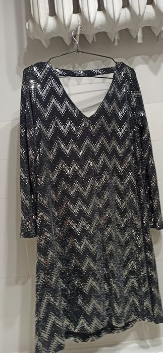 Sukienka mini cekiny Wallis 40 L czarno srebrna