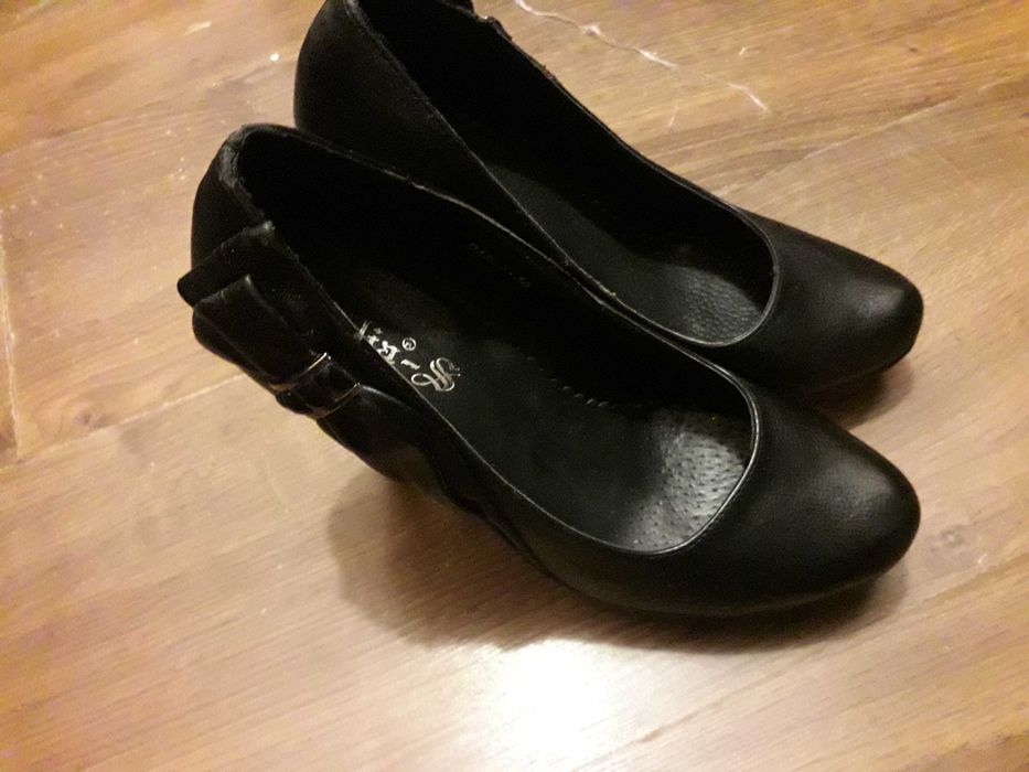 szpilki z  zdobieniami