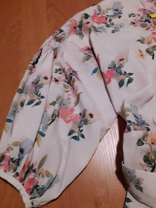 Ошатна сукня скроєна на запах в яскравий квітковий принт.
Mango