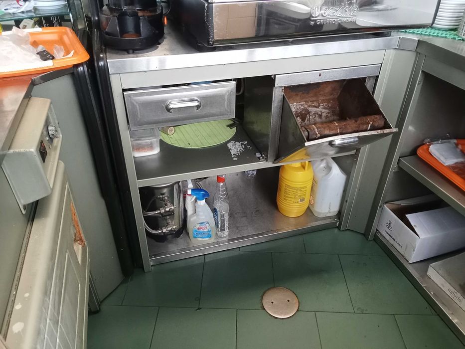 Balcão de atendimento com vitrine de refrigeração