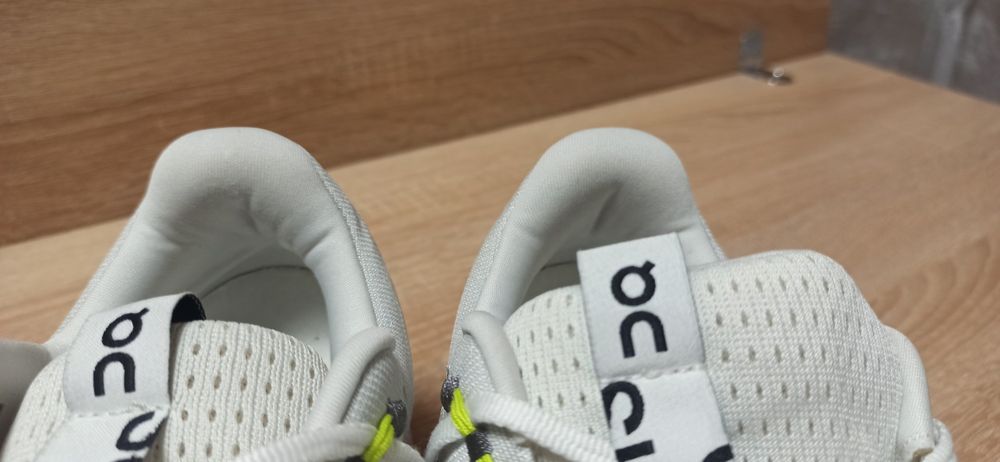 Кросівки і On Running Cloudsurfer