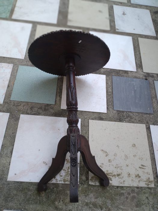 Mesinha Redonda com Gravação do Ano do Restauro