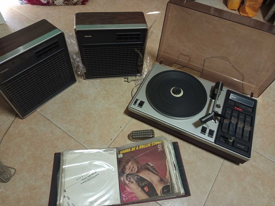 Leitor de discos Philips com colunas e 28discos