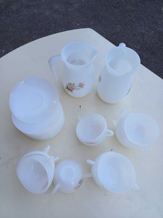 Serviço de Jantar e chá, em loiça Pyrex branco c desenho de rosas / Arcopal - France (71 Peças)
