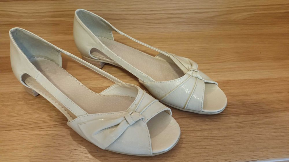 sandały damskie beżowe rozmiar 37 lakierowane z kokardą