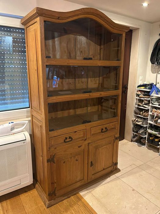Armário de madeira