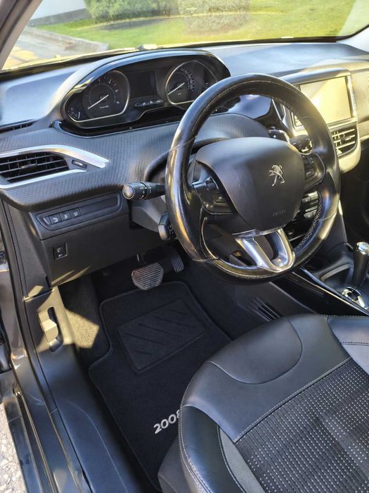 Peugeot 2008 1.6 BlueHDi Automático Allure