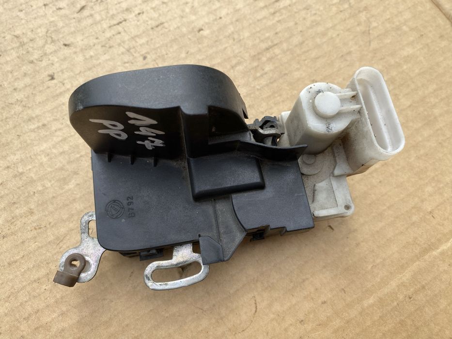 Alfa Romeo 147 zamek prawy przod