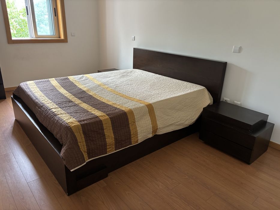 Quarto cama e mesas cabeceira