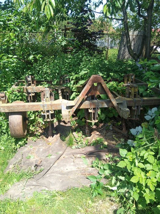 Продається трактор ЮМЗ 6  ,ціна самого трактора .4 т можливий обмін на