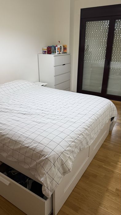 Cama branca com 4 gavetas de arrumacao