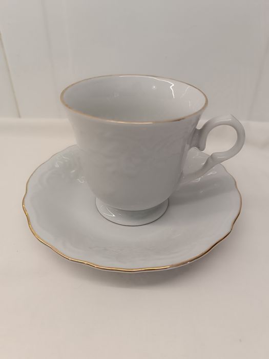 Chávena Chá e Pires. Antigo. Branco e Dourado