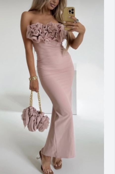 Sukienka z kwiatkami u góry