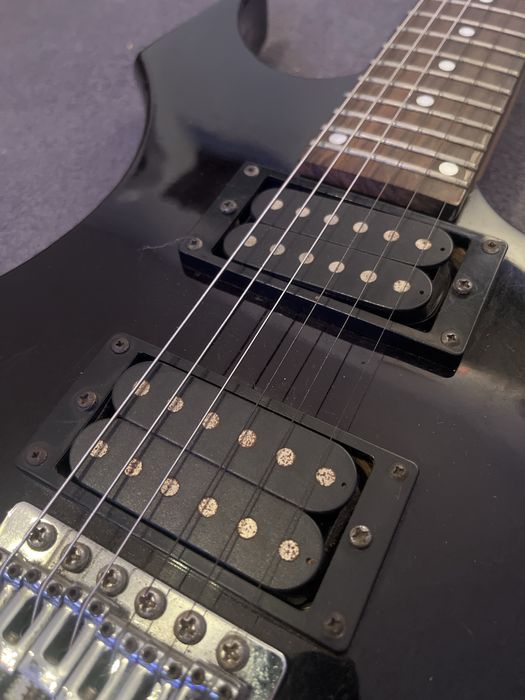 Gitara elektryczna  typu metal, czarna.