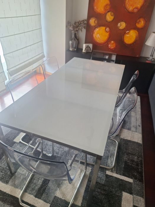 Mesa de jantar de vidro com 6 cadeiras