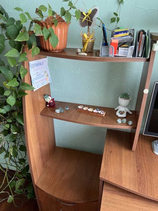 Комп'ютерний стіл