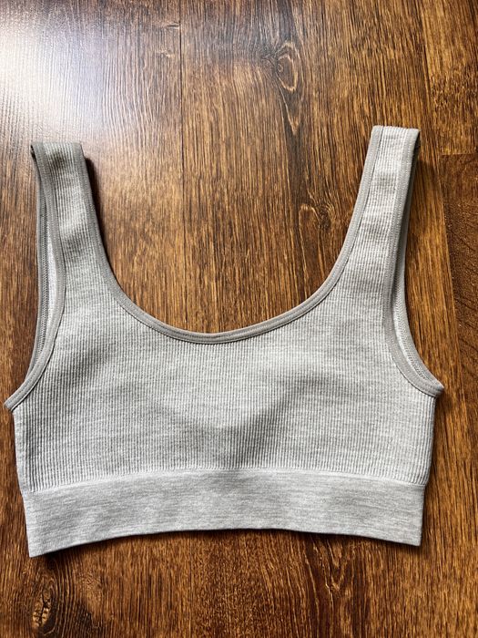 Топ в рубчик підійде для дитини або підлітка